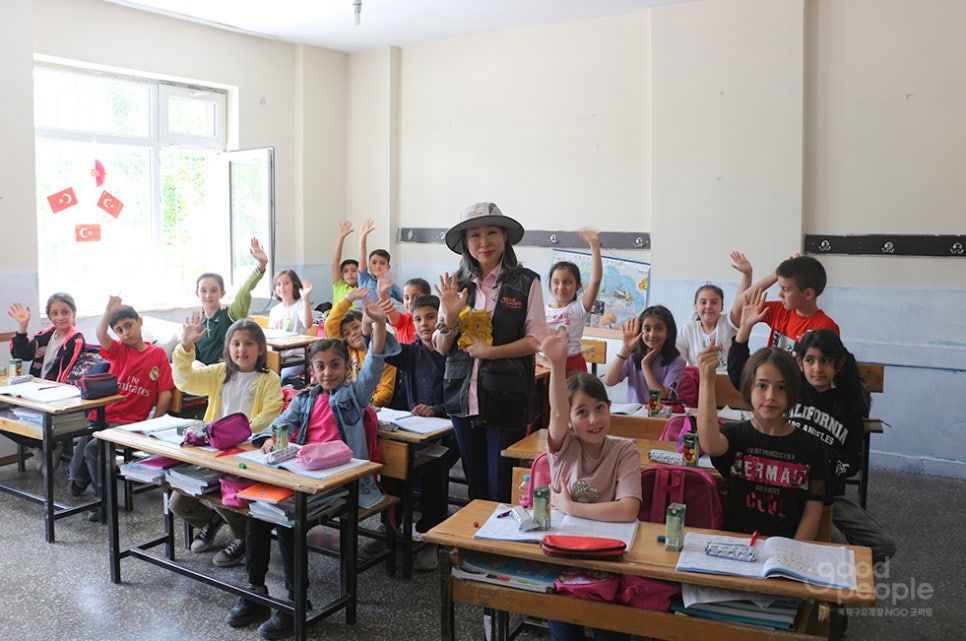 Good People volunteer with students in a classroom in Türkiye after earthquake